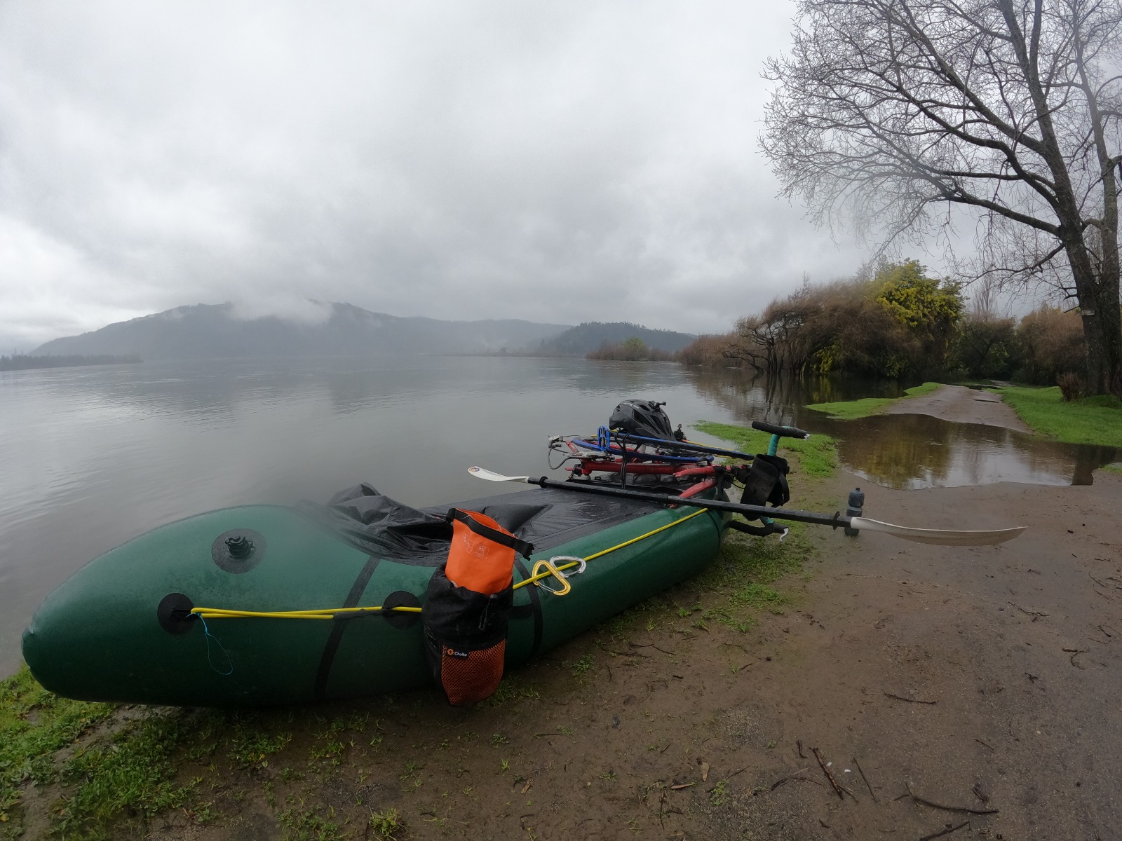 Packraft cargado con equipo a orillas del humedal